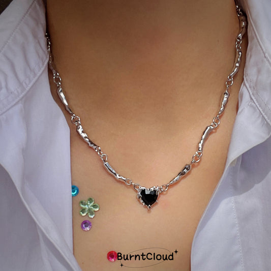 N35 Dainty Black Heart Pendant Necklace